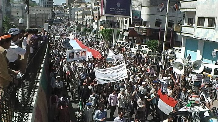 تعز.. عشرات الآلاف يحيون الذكرى الأولى لمجزرة نوفمبر 2011
