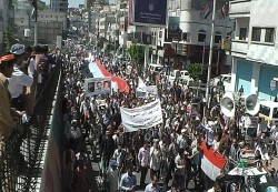 تعز.. عشرات الآلاف يحيون الذكرى الأولى لمجزرة نوفمبر 2011