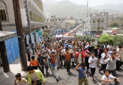 إب مئات الالاف في مسيرة تطالب بالحسم الثوري ورحيل بقايا النظام