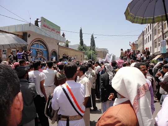 وقفه احتجاجيه في إب تضامنا مع تعز ومقتل شخص في مخيم المؤتمر
