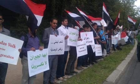 المئات من أبناء الجالية اليمنية في المانيا ينظمون وقفة احتجاجية امام سفارة السعودية في برلين رفضا للوصاية والتدخل في الشأن اليمني