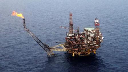 شركة النفط اليمنية ومصافي عدن يعلنون عن انزال مناقصة لشراء 150 طناً من المشتقات النفطية لمواجهة ازمة الوقود