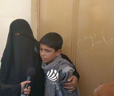 المقاومة الشعبية بتعز تسلم طفل إلى والدته بعد اعتقاله أثناء مشاركته بالقتال مع المليشيات 