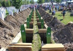  مسلموا البوسنة يدفنون رفات 127 من ضحايا مذبحة سربرنيتشا