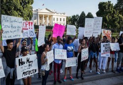 المئات من الأمريكيين يتظاهرون أمام البيت الأبيض احتجاجاً على مقتل اثنين من المواطنين السود 