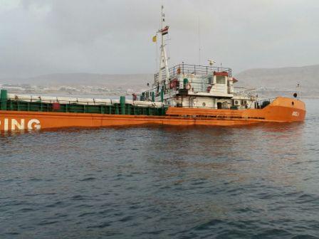 غرق باخرة تجارية تحمل علم جمهورية بنما قبالة ميناء المكلا