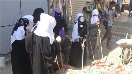 عدن: حملة "نحن الأمل" تدشن حملتها بتنظيف الأحياء السكنية وشفط المجاري ورفع النفايات