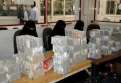 الحوثيون يحجبون رواتب موظفي الدولة في المحافظات الواقعة تحت سيطرتهم 