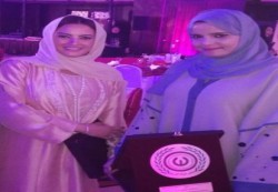 مجلس المرأة العربية يكرم شخصية العام الثقافي لارا الظراسي بدرع التميز الذهبي(2016)  