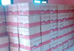 الهلال الأحمر الإماراتي يوزع 3آلاف سلة غذائية لسكان مدينتي جعار وشقرة بمحافظة ابين 