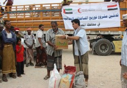 الهلال الأحمر الامارتي يدشن توزيع 10 ألف سلة غذائية بمحافظة المهرة 