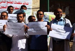 أطباء تعز ينفذون وقفة إحتجاجية تنديداً بالحصار الخانق الذي تفرضه الميليشيات الانقلابية 