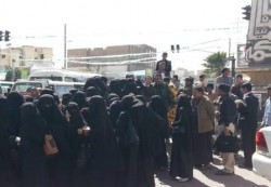 تفريق وقفة نسائية بصنعاء تطالب بإطلاق سراح المعتقلين من اساتذة واكاديمي وطلاب الجامعة