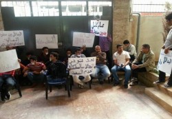 الطلاب اليمنيون في بيروت يغلقون السفارة اليمنية 