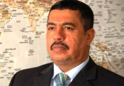 بحاح يلتقي محافظي مأرب والجوف ويشيد بشجاعة المقاومة الشعبية