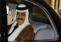 أمير قطر يلتقي الأسرة وأنباء عن تنحيه عن السلطة وتسليمها لنجله