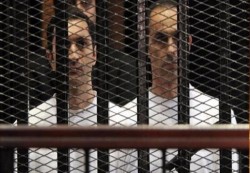 تأجيل محاكمة مبارك في قتل المتظاهرين وإخلاء سبيل نجليه