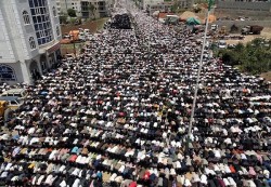 حشود مليونية في جمعة سلمية حتى النصر تندد باستمرار دعم النظام ومده بالسلاح وتطالب المجتمع الدولي بوقف مجازر صالح