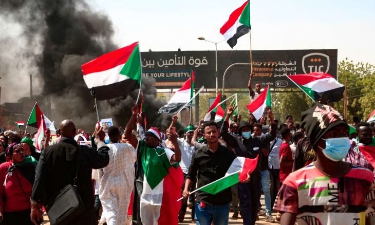 الشرطة السودانية تفرق مئات المتظاهرين بمحيط القصر الرئاسي في الخرطوم