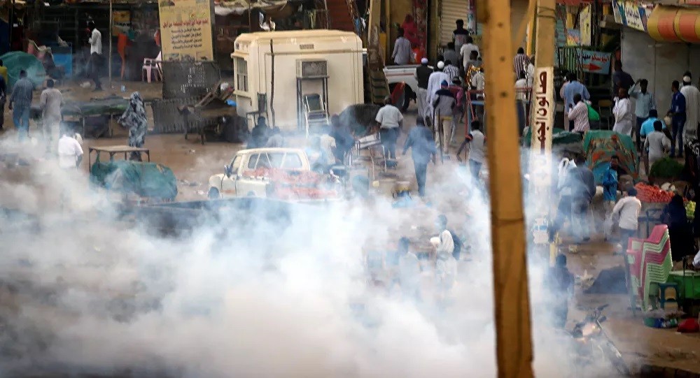 قوات الأمن السودانية تطلق الغاز المسيل للدموع لتفريق المتظاهرين في الخرطوم