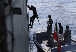 إيران ..الحرس الثوري يعلن احتجاز سفينة أجنبية في الخليج تهرب الوقود