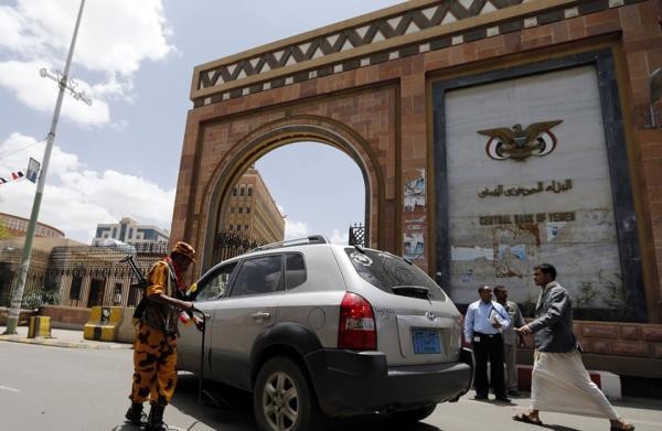 مؤشر برتلسمان: الحوثيون يبتزون البنوك علناً في صنعاء