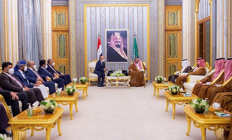 العاهل السعودي يستقبل رئيس مجلس القيادة الرئاسي اليمني ونوابه