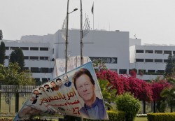 حل البرلمان الباكستاني بعد فشله في سحب الثقة من عمران خان