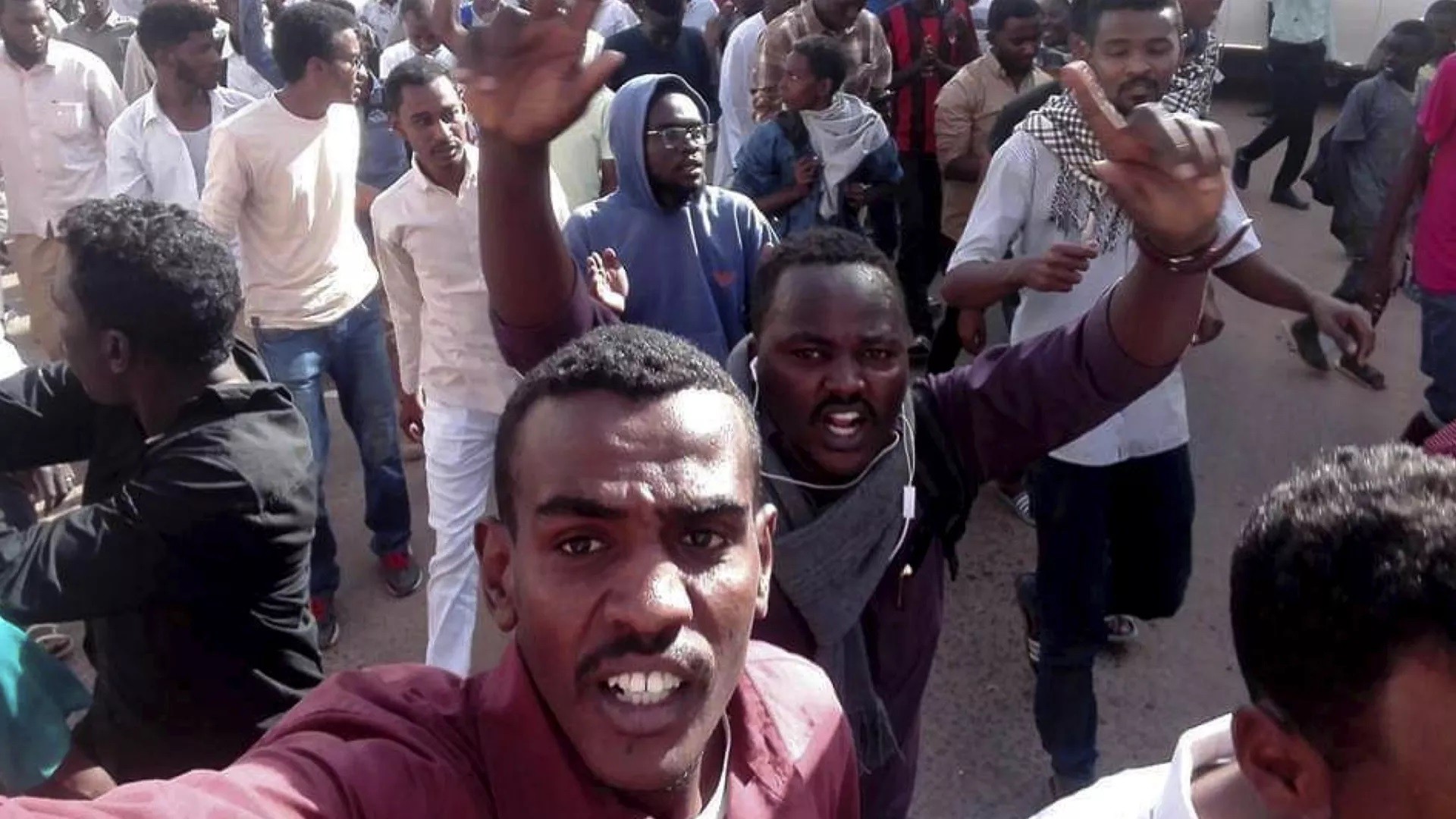 قوات الأمن السودانية تطلق الغاز على مسيرة متجهة إلى القصر الرئاسي