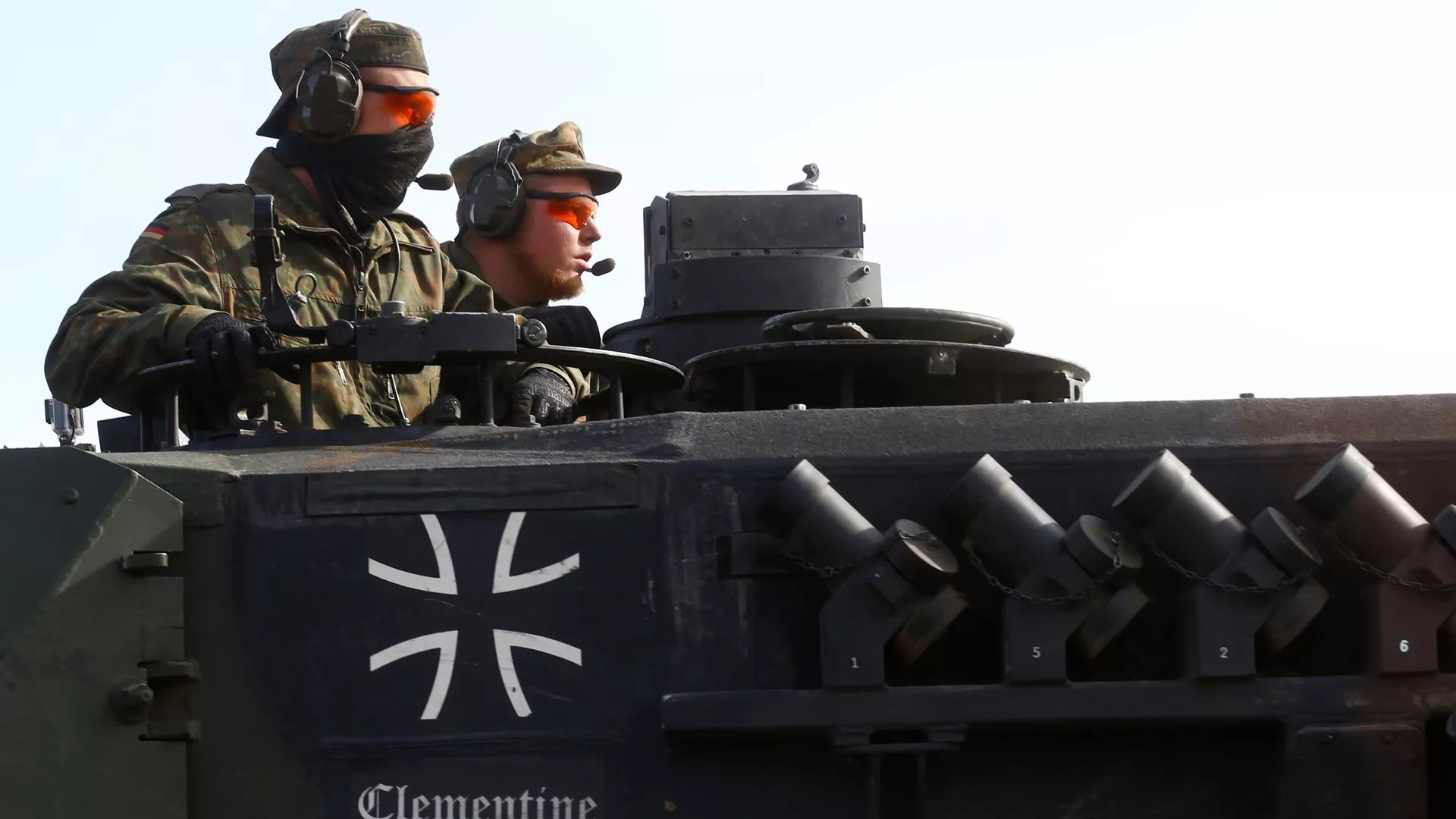 ألمانيا تمنع توريد 100 عربة عسكرية مدرعة إلى أوكرانيا
