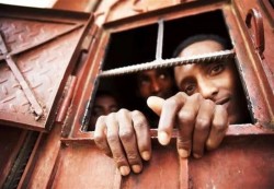 إذاعة إثيوبية تفضح ممارسات الحوثيين بحق اللاجئين الأفارقة في صنعاء