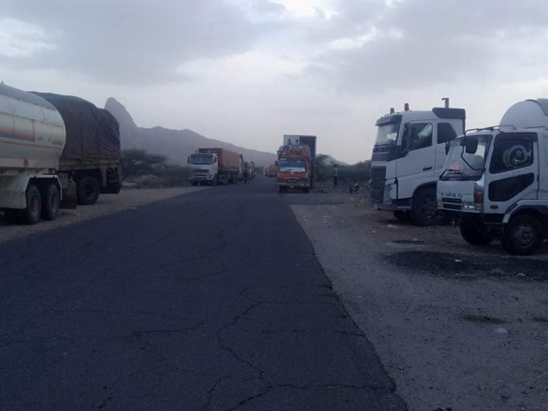 أبين .. عسكريون يحتجزون عشرات الشاحنات للضغط على سلطات جماعة الحوثي