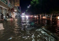 ليلة ماطرة تغرق شوارع وعدد من المنازل في صنعاء