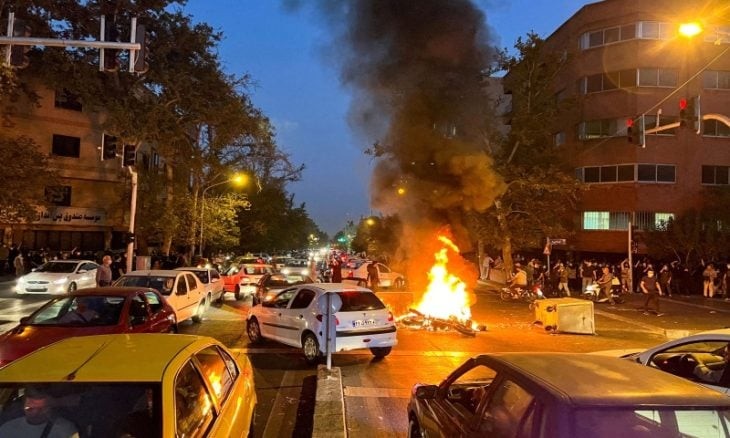 الحرس الثوري الإيراني يتوعد “مثيري الشغب وقطاع الطرق والإرهابيين”