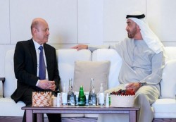 الرئييس “العليمي” يبحث مع رئيس الإمارات تعزيز وحدة اليمن واستقراره