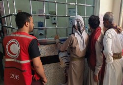 مارب.. لجنة الصليب الأحمر توزع مساعدات “نقدية” على الأسر النازحة