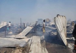 حريق يلتهم 3 مساكن في مخيم للنازحين جنوبي الحديدة