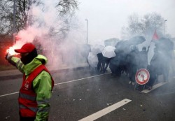 الاحتجاجات تعم فرنسا مع تمسك ماكرون بتعديل نظام التقاعد