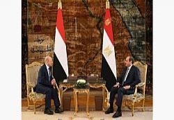 القاهرة: العليمي يناقش مع السيسي تعزيز العلاقات الثنائية بين اليمن ومصر