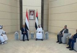 رئيس مجلس القيادة الرئاسي يصل الإمارات لطلب الدعم الاقتصادي للبلاد