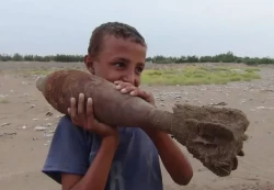 الخردة مقابل الغذاء.. أطفال يمنيون يخاطرون بالبحث عن مخلفات الأسلحة