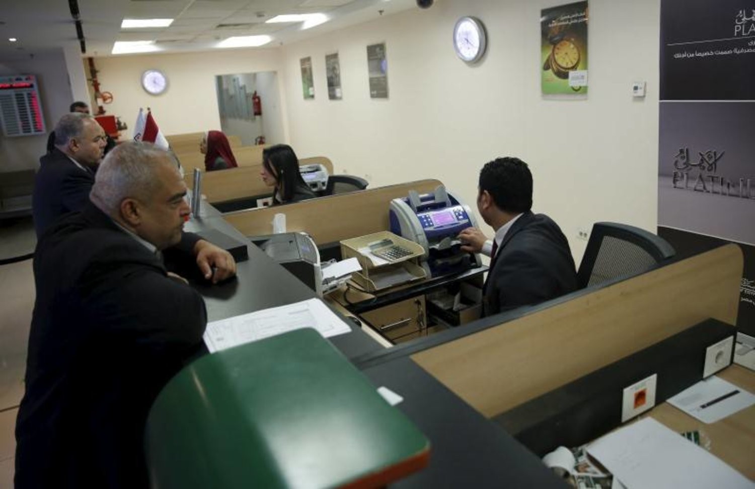 مصر: محاولات مصرفية لجذب الدولار بفائدة 7%