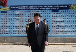 رئيس كوريا الجنوبية يقوم بزيارة مفاجئة لأوكرانيا