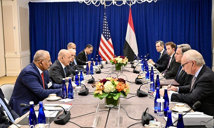 العليمي يبحث مع وزير الخارجية الامريكي جهود السلام في اليمن