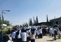 طلاب طب جامعة ذمار يعتصمون تنديداً بمقتل زميلهم برصاص حوثي
