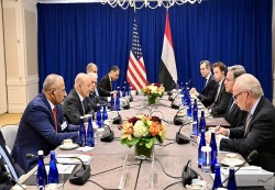 العليمي يبحث مع وزير الخارجية الامريكي جهود السلام في اليمن
