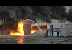 حريق هائل في ميناء الحديدة .. وتصرف مريب للجماعة الحوثية