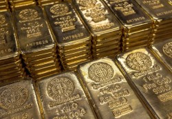 الذهب يتجه نحو أكبر ارتفاع شهري في عام