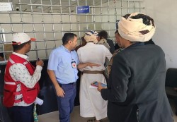 لجنة الصليب الأحمر تقدم مساعدات نقدية للنازحين بمأرب اليمنية