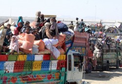 عشرات آلاف المهاجرين الأفغان يغادرون باكستان لتجنّب توقيفهم